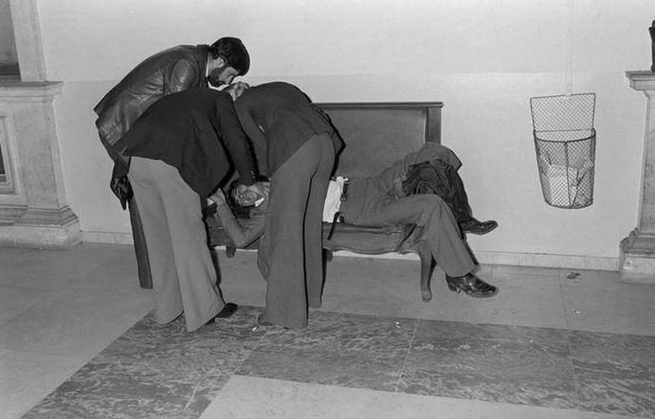 El hermano del condenado se descompensa tras escuchar la sentencia. Foto: Gerard Fouet / AFP