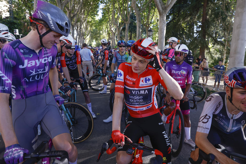 <b>Vingegaard, el ganador, con su malla roja. </b>Foto: Javier Lizón / EFE