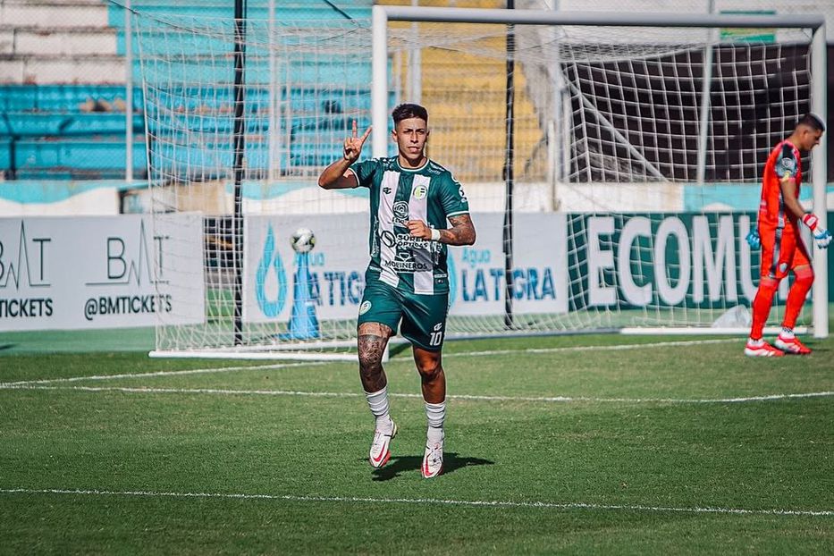 Paolo Dantaz jugando para Juticalpa de Honduras. Foto: Instagram @pao10dantaz / Antonio Pacheco (@toniopacheco7)