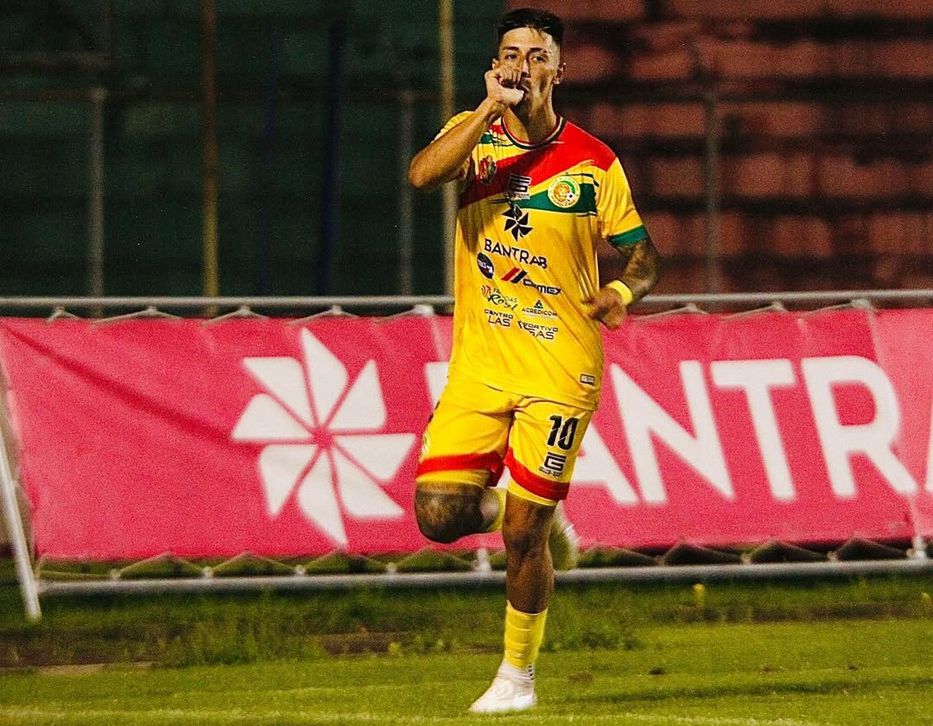 Paolo Dantaz jugando para Deportivo Marquense de Guatemala. Foto: Instagram @pao10dantaz / @wilna7