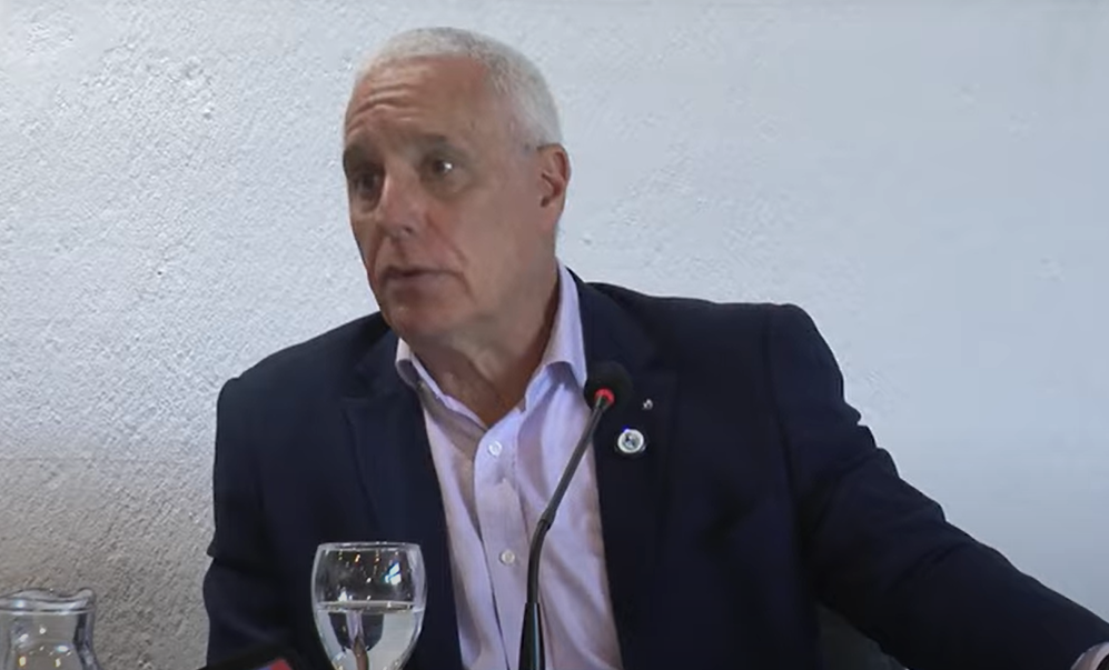 Negro fue a hospitales donde están los policías heridos y dijo: “No escatimamos esfuerzos”