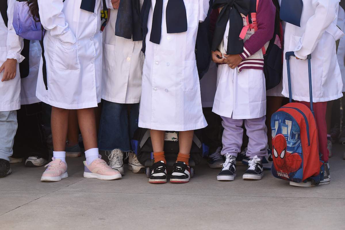 Ocho horas pagas para ir a actos escolares: el proyecto de ley que avanza en el Parlamento