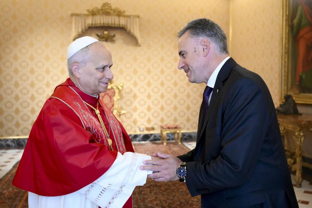 Yamandú Orsi y León XIV. Foto:  EFE/EPA/VATICAN MEDIA HANDOUT