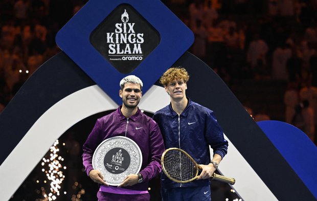 Jannik Sinner venció a Carlos Alcaraz en el Six Kings Slam, torneo de exhibición en Arabia Saudita. Foto: STR / EFE