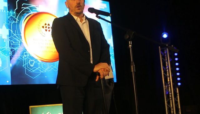 Erguido frente a todo