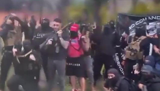 Con todos los fierros