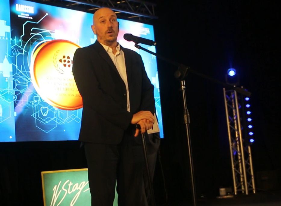 Erguido frente a todo