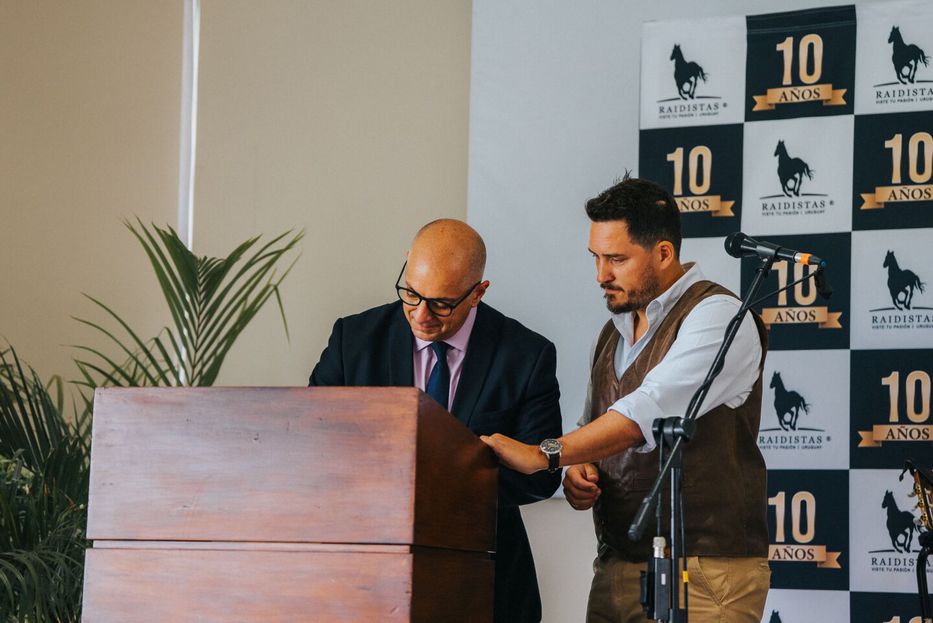 Pablo Stradiotich, director de Operaciones Hípicas, firmando el acuerdo comercial junto a Javier Iglesias, director de Raidistas. Foto: cedida a Montevideo Portal