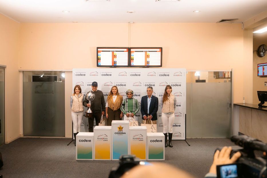 María Laura Arismendi entregando la copa 10 años de Raidistas a ganadores de la carrera nominada. Foto: cedida a Montevideo Portal&nbsp;