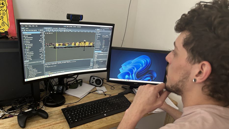 Facundo Tabárez trabaja en el “Pepe Mujica Simulator”. Foto: Montevideo Portal.