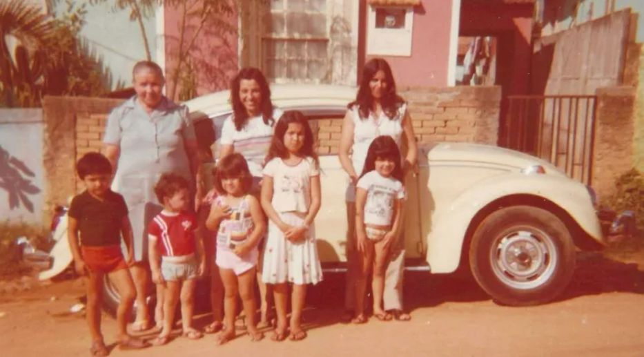 Alexandra (de pollera, en el centro de la imagen) con su familia adoptiva