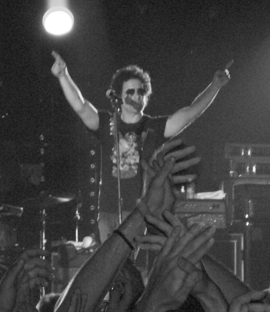 Andrés Calamaro durante una actuación en la sala Razzmatazz de Barcelona (2008)