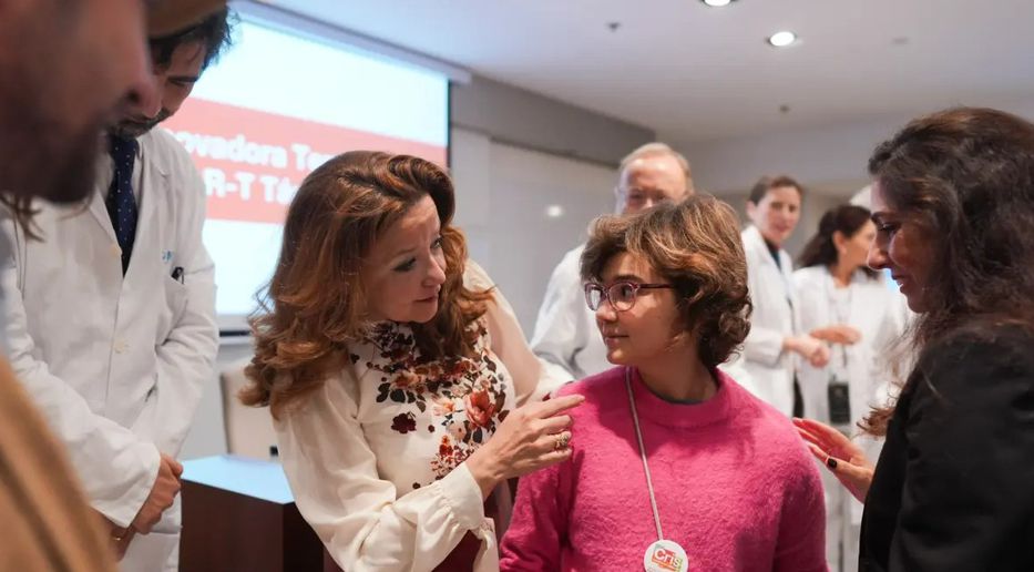 La consejera de Sanidad madrileña, Fátima Matute, con Lucía, una de las pacientes. Comunidad de Madrid