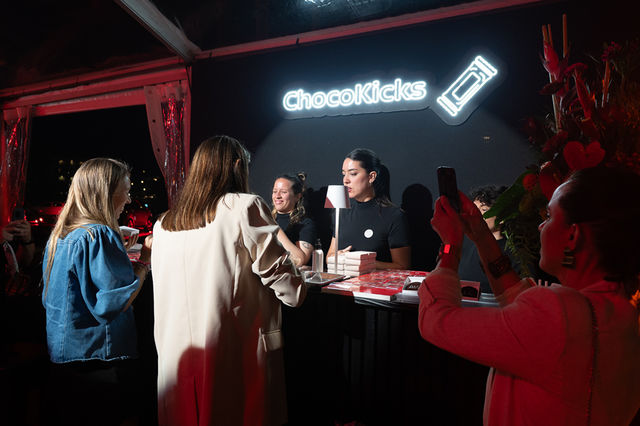 Estación para personalizar chocolates. Foto: Javier Noceti