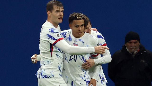 Lo pateó en el piso