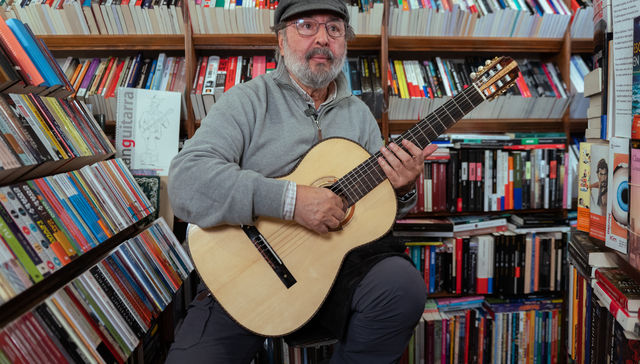 Músicos y anaqueles