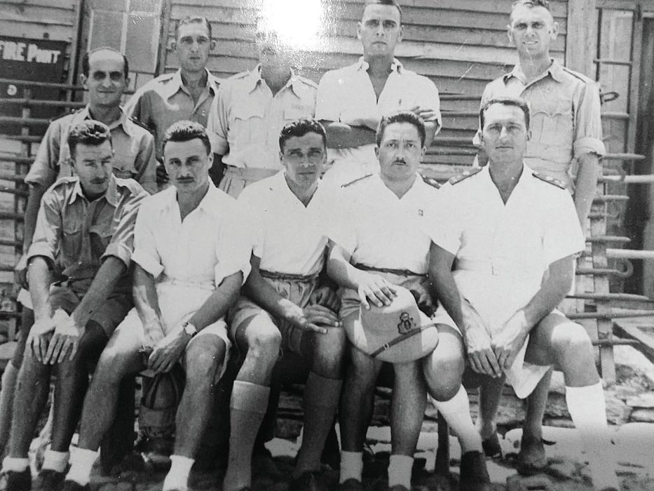 El padre de Enrico es el segundo sentado desde la derecha, con casco en el regazo