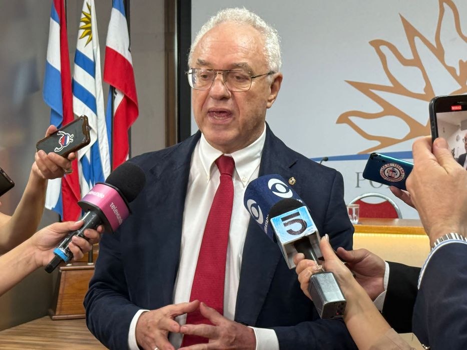 Con bombos y chirimbolos