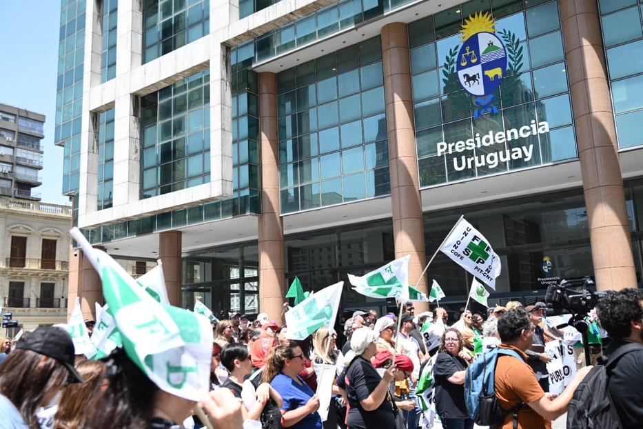 Trabajadores de ASSE marcharon frente a Presidencia y reclamaron jubilación a los 55 años