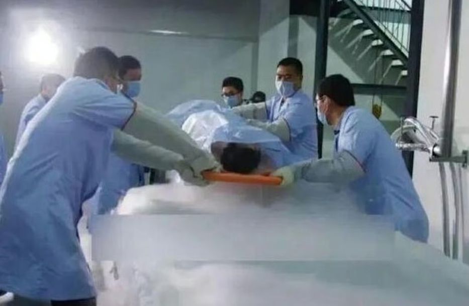 Preparativos para la criogenización de Zhan Wenlian. Foto: infzm.com