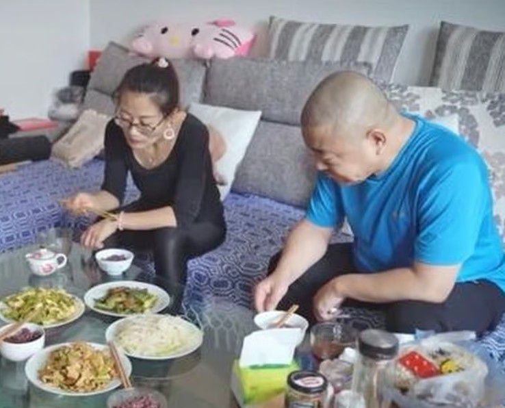 Gui con su nueva compañera, Wang Chunxia. Foto: Infzm.com