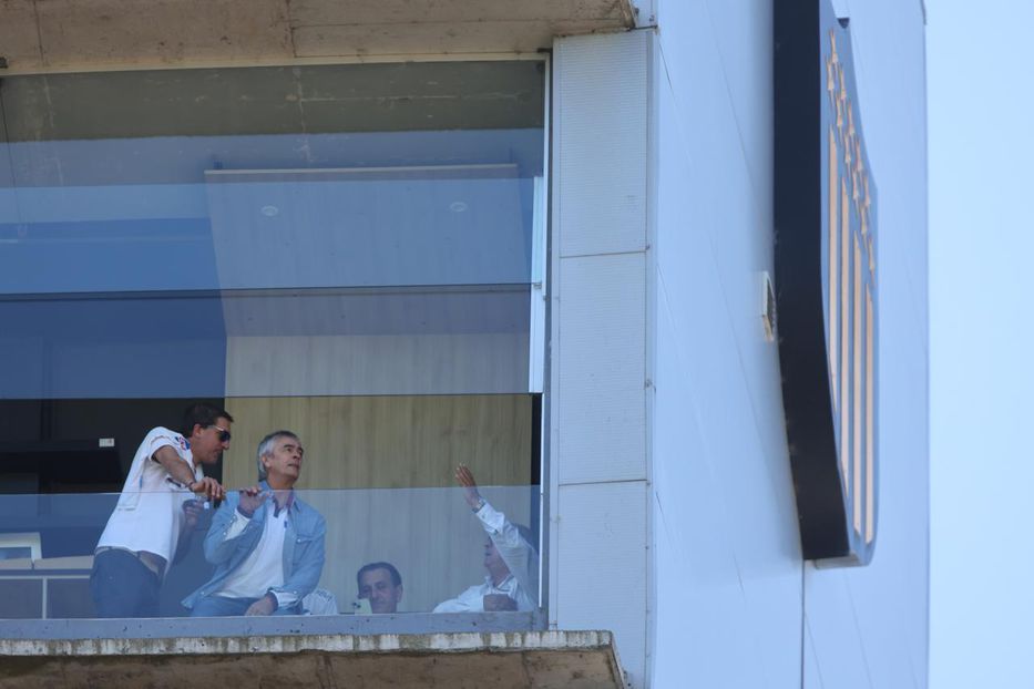 Los dirigentes tricolores en un palco en el Campeón del Siglo. Foto: Gastón Britos / FocoUy