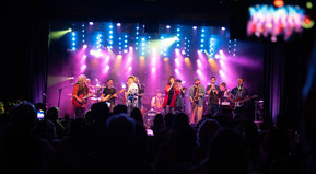 Pedazos rotos del espejo interior