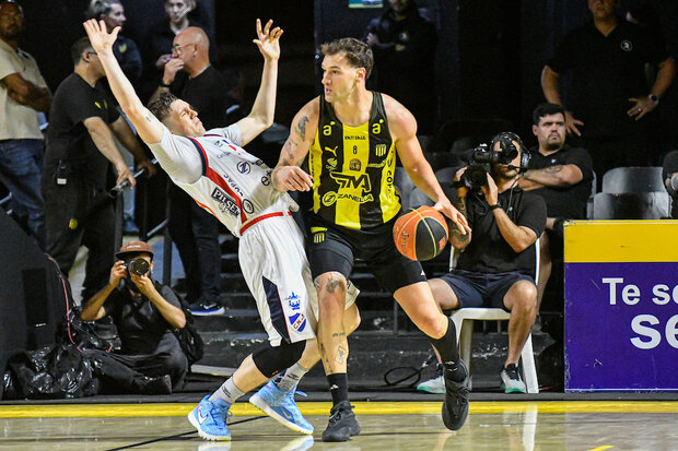 Básquet: Nacional y Peñarol jugarán esta noche en el Parque Central. Horario y cómo verlo