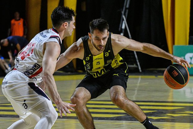 Básquet: Peñarol y Nacional se están enfrentando por la Liga Uruguaya en el Palacio