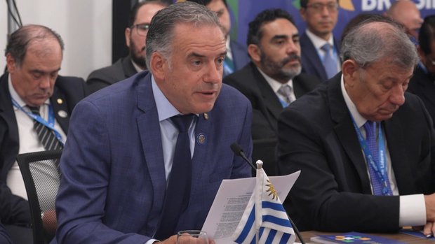 Yamandú Orsi junto a Rodolfo Nin Novoa, embajador de Uruguay en Brasil. Foto: captura de pantalla del video / Presidencia de la República.