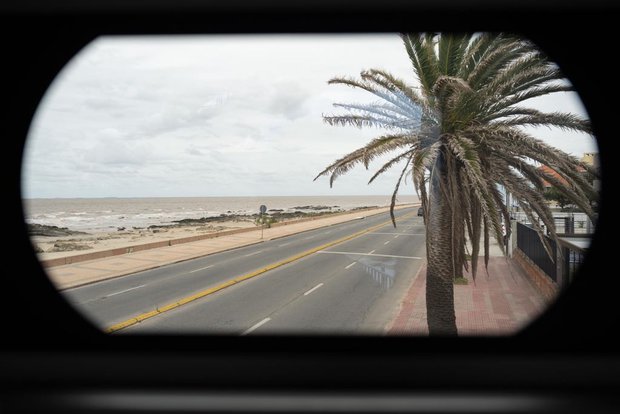 Tránsito colapsado por la rambla de Montevideo a causa de un accidente en Punta Gorda