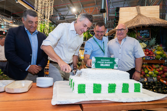Carlos Calleja realiza el tradicional corte de torta de inauguración de los locales Fresh Market. Foto: Javier Noceti