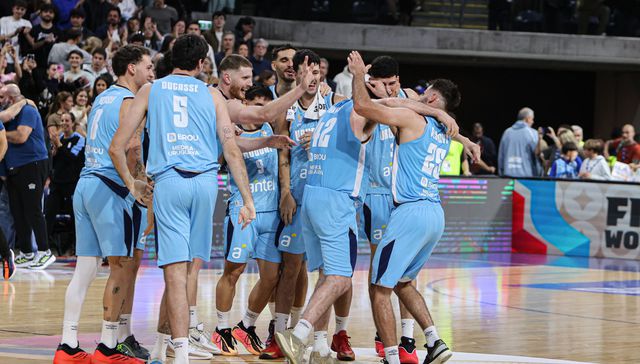 A seguir metiéndole