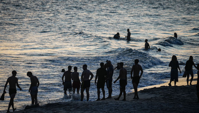 Que levante la mano como yo