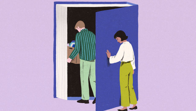 Con una caja de pañuelos