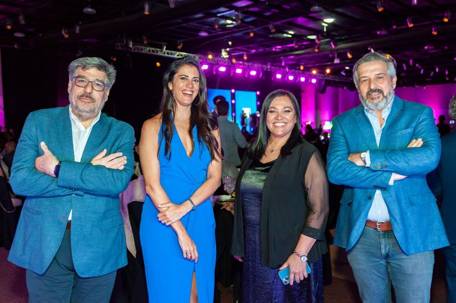 Francisco Petrungaro,gerente comercial de Conaprole; Lucía Cabanas, presidenta de la Campana de Oro; Norma Bueno, gerenta general de la CAU y Federico Lamaison, presidente de la CAU. Foto: cedida a Montevideo Portal
