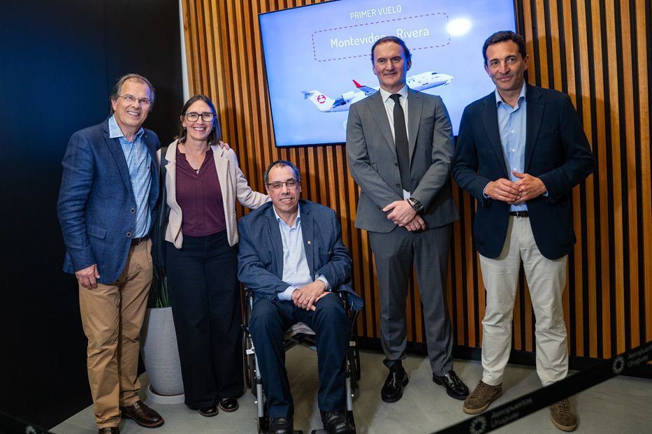 Richard Sander, intendente de Rivera; Claudia Peris, subsecretaria del MTOP; Pablo Menoni, ministro de Turismo; Jaime Cassola, gerente general de Paranair y Diego Arrosa, CEO de Aeropuertos Uruguay. Foto: cedida a Montevideo Portal