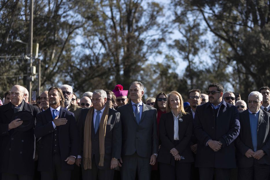 Acto del 25 de agosto. Detrás de Lacalle Pou, se puede ver a Pera. Foto: Presidencia