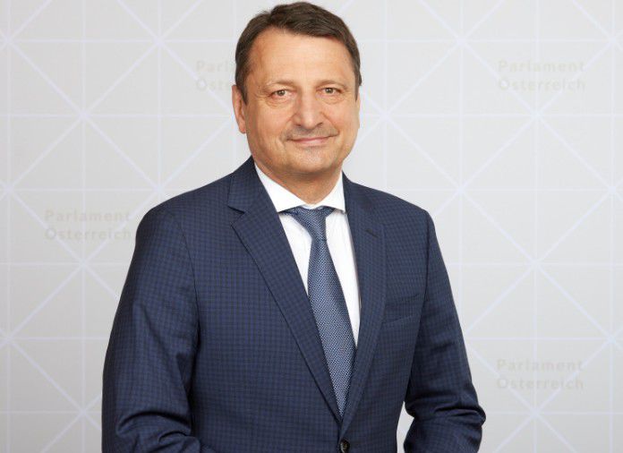 Solo confío en su voz