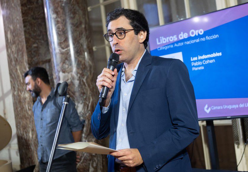 Pablo Cohen recibe su premio / Javier Nocetti