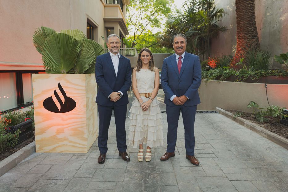 Gonzalo Brava, director de Finanzas; Andreina Roux, Head of Private Banking y Gustavo Trelles, Country Manager. Foto: cedida a Montevideo Portal