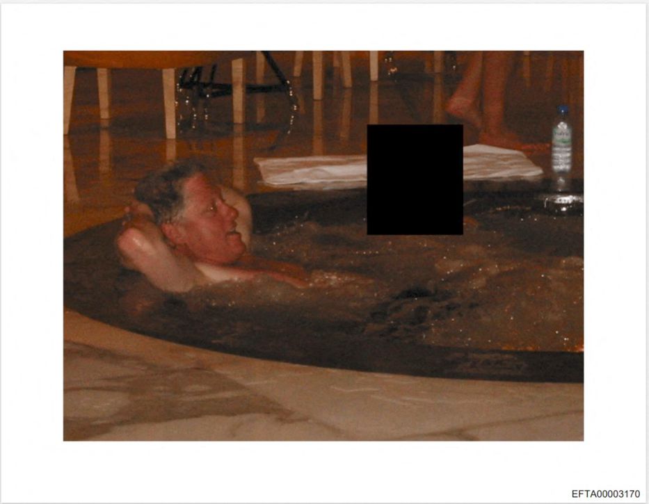 Bill Clinton en un jacuzzi. Foto: AFP.