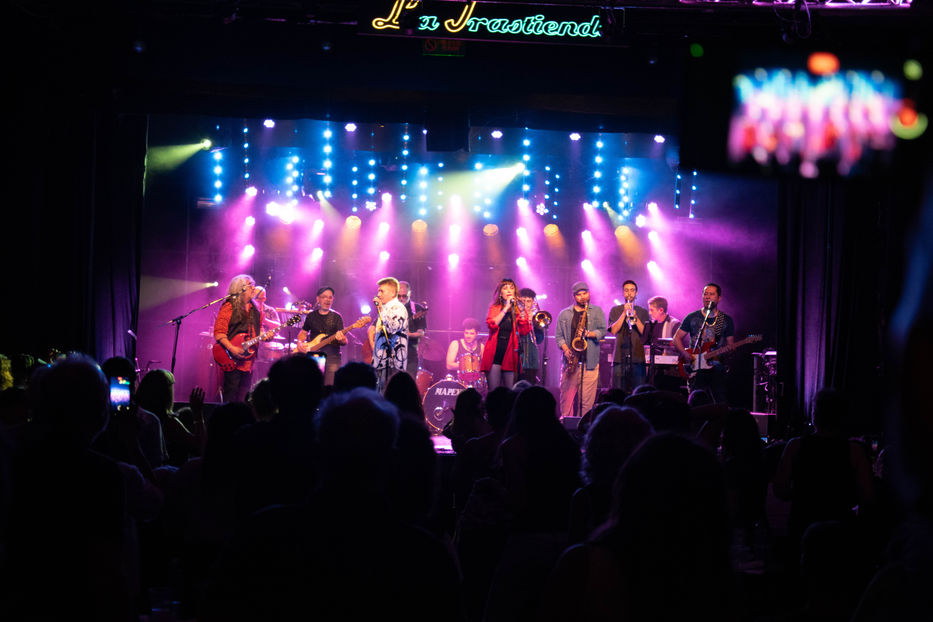 Pedazos rotos del espejo interior