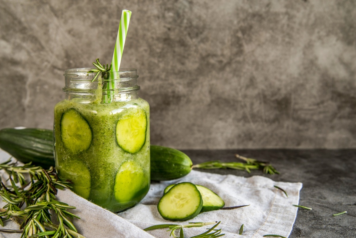 Agua con limón y bebidas “detox”: por qué jamás hay que tomarlos sin un alimento al lado
