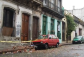 Pretil impactó fuertemente contra un auto al desprenderse de un edificio en Ciudad Vieja