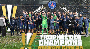 Le tiró la camiseta