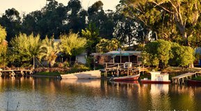 Bota y pescador oliendo a sal