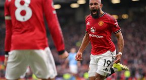 Le tiró la camiseta