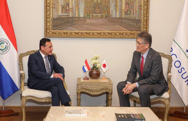El canciller paraguayo Rubén Ramírez con el director general para América Latina y el Caribe del Ministerio de Relaciones Exteriores de Japón, Motoyuki Ishize. Foto: Cancillería de Paraguay.