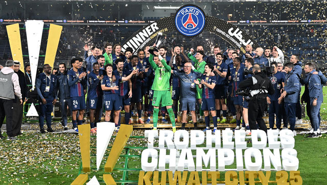 Le tiró la camiseta